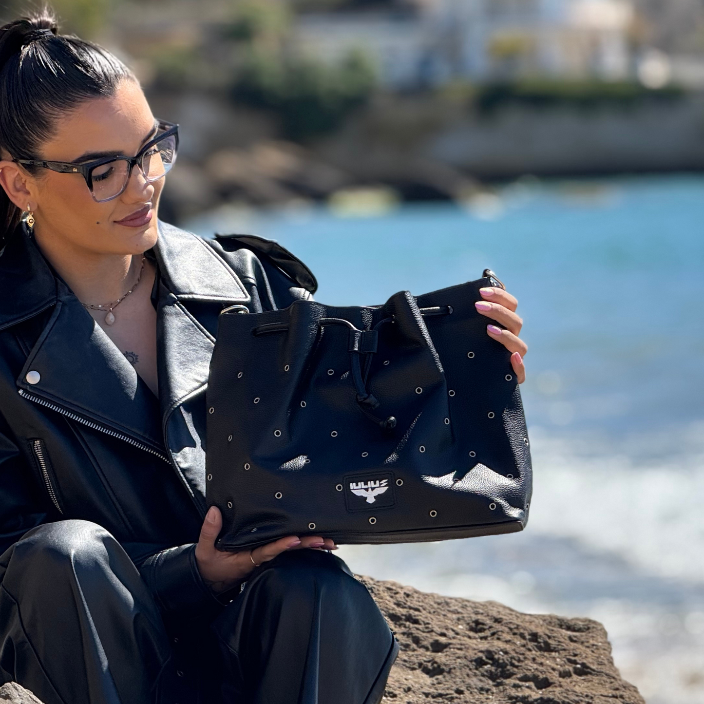 Elegante Bucket-Bag aus Echtleder mit Nieten – Schwarz – IULIUS