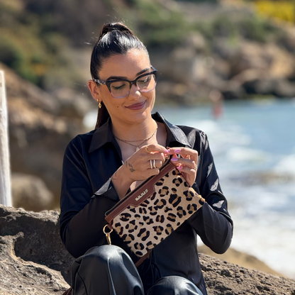 IULIUS Clutch aus Echtleder mit Leopardenfell-Akzent – Braun