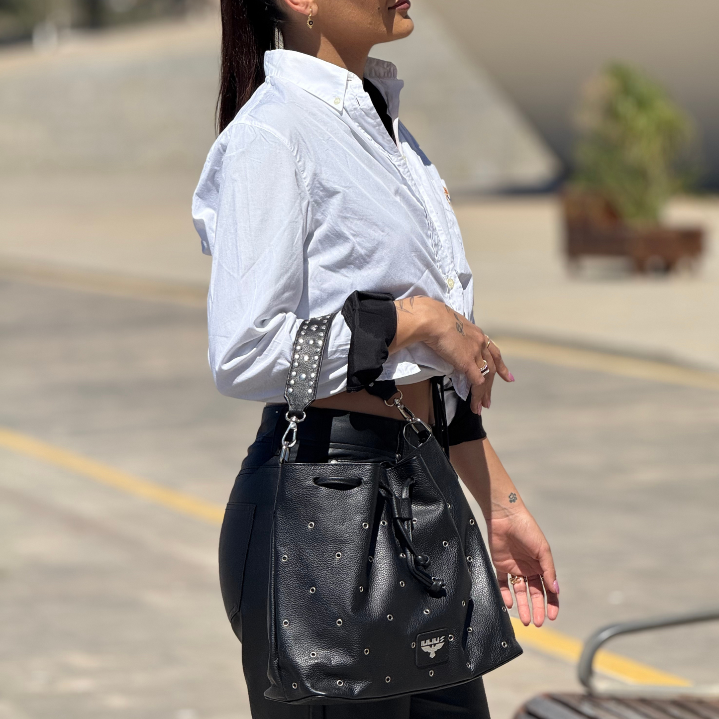 Elegante Bucket-Bag aus Echtleder mit Nieten – Schwarz – IULIUS