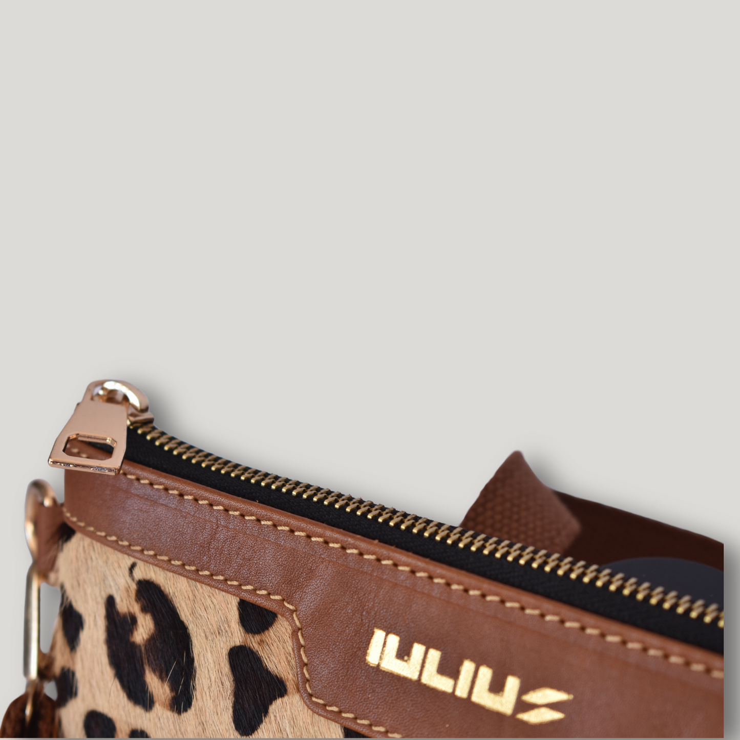 IULIUS Clutch aus Echtleder mit Leopardenfell-Akzent – Braun